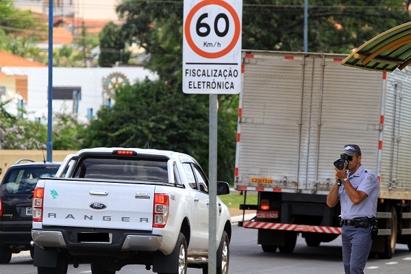 Policial militar controla aparelho de fiscalização eletrônica de veículos na avenida Ismael Alonso y Alonso 